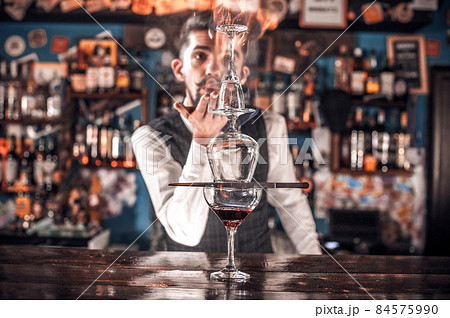 Barman makes a cocktail in the pothouse 84575990