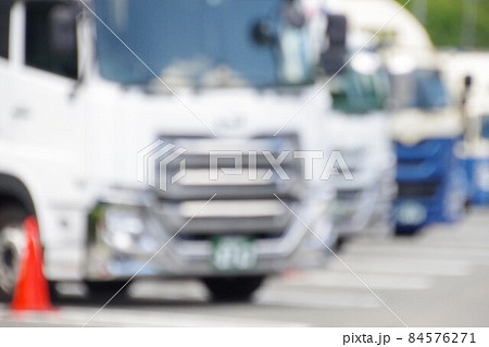 トラックイメージ　パーキングに並ぶトラック　ぼかし 84576271