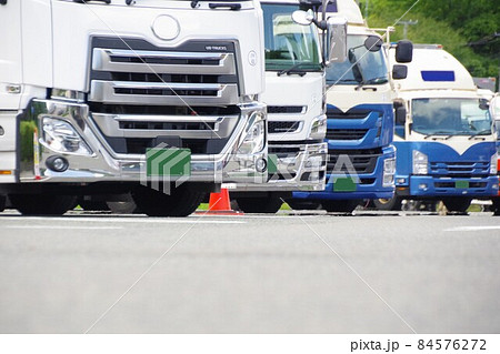 トラックイメージ　パーキングの停まるトラック 84576272