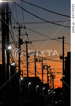 電線と電信柱 電線と電信柱 84576485