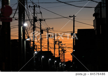 電線と電信柱 84576486
