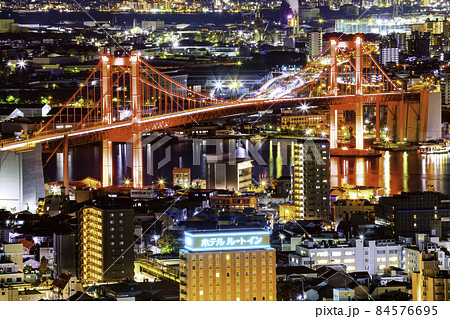 高塔山からの素晴らしい夜景　ライトアップされた若戸大橋（福岡県北九州市) 84576695
