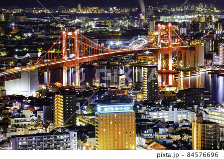 高塔山からの素晴らしい夜景　ライトアップされた若戸大橋（福岡県北九州市) 84576696
