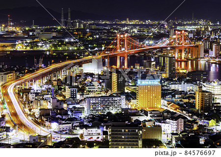 高塔山からの素晴らしい夜景 ライトアップされた若戸大橋(福岡県北九州市) 高塔山からの素晴らしい夜景 ライトアップされた若戸大橋(福岡県北九州市) 84576697