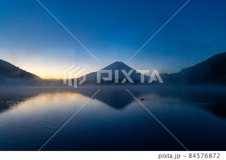 山梨県　精進湖　早朝の富士山　朝霧 84576872