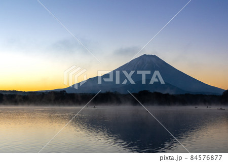 山梨県 精進湖 早朝の富士山 朝霧の写真素材 [84576877] - PIXTA