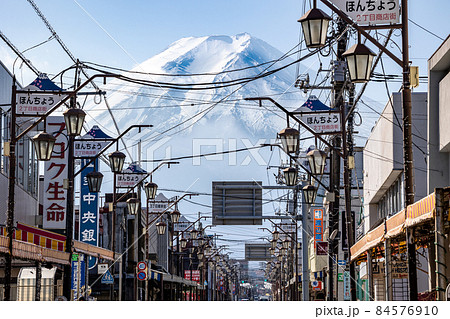 山梨県 富士吉田市 商店街からの富士山 山梨県 富士吉田市 商店街からの富士山 84576910