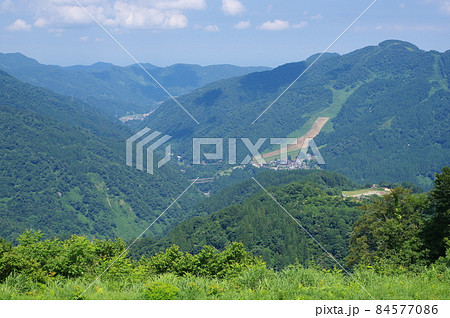 夏の白山一里野高原スキー場からの、中宮方面の眺め 夏の白山一里野高原スキー場からの、中宮方面の眺め 84577086