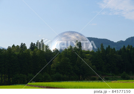田園地帯から見る福井県立恐竜博物館 84577150