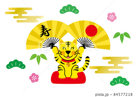 飾り扇子を持って喜ぶ招き寅 84577218