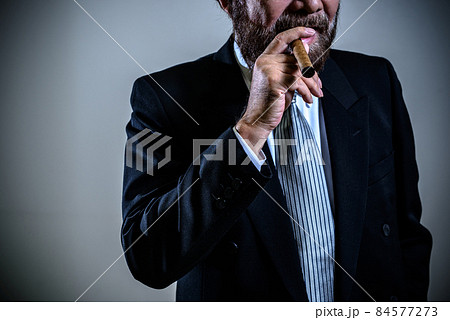 葉巻をくわえるダブルスーツの年配の男性 役員 役職 マフィア 反社 ブラック企業 暴力団 イメージ 葉巻をくわえるダブルスーツの年配の男性 役員 役職 マフィア 反社 ブラック企業 暴力団 イメージ 84577273