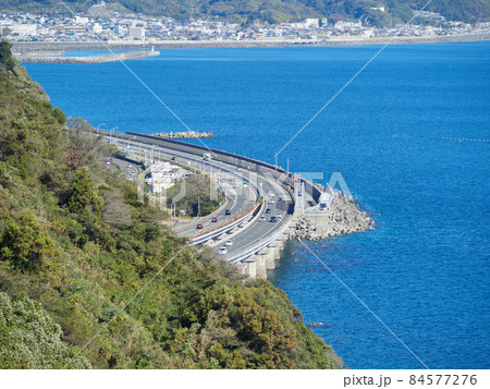 11月下旬(秋)、さった峠から見る国道1号線・東海道本線 静岡県 11月下旬(秋)、さった峠から見る国道1号線・東海道本線 静岡県 84577276