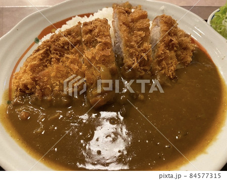 よくあるパーキングエリアのカツカレー curry with pork cutlet よくあるパーキングエリアのカツカレー curry with pork cutlet 84577315