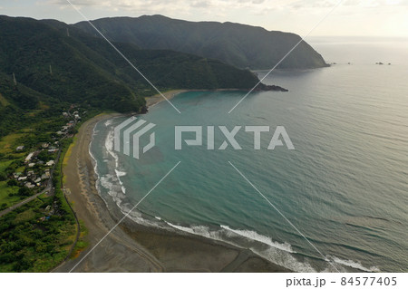 奄美市住用町里見の内海公園の外海の海岸線 奄美市住用町里見の内海公園の外海の海岸線 84577405