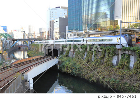 聖橋付近から見た丸の内線の地上区間と中央本線のかいじ 84577461