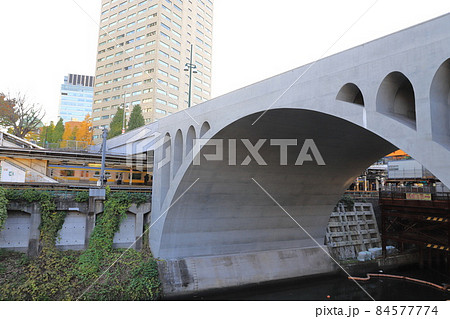 神田川にかかる聖橋（ひじりばし）とJR御茶ノ水駅 84577774