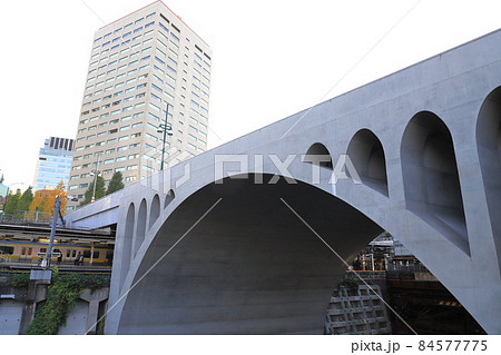 神田川にかかる聖橋（ひじりばし）とJR御茶ノ水駅 84577775