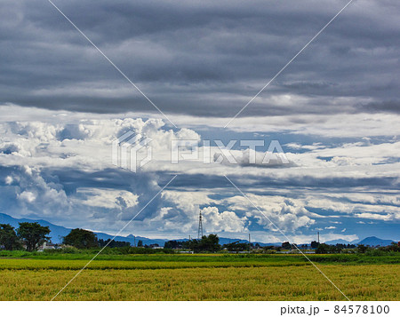 複雑な雲に覆われた里山の空 複雑な雲に覆われた里山の空 84578100