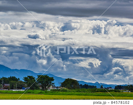 複雑な雲に覆われた里山の空 84578102