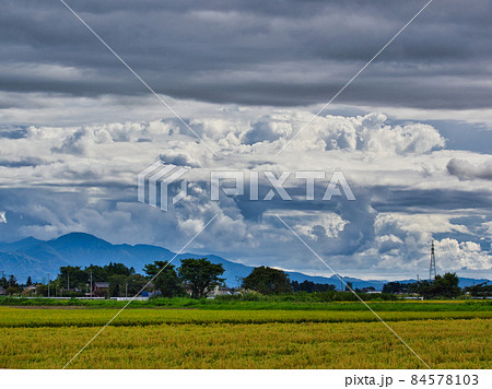 複雑な雲に覆われた里山の空 複雑な雲に覆われた里山の空 84578103