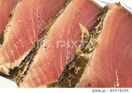 カツオのタタキ　藁焼き　鰹のわら焼き 84578204