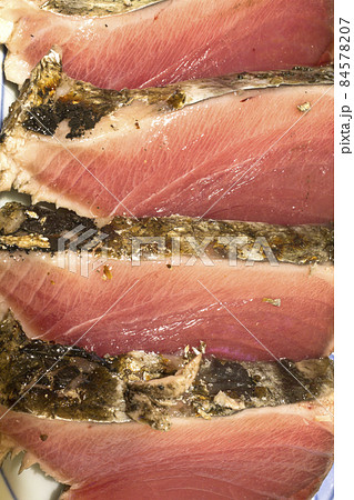 カツオのタタキ 藁焼き 鰹のわら焼き カツオのタタキ 藁焼き 鰹のわら焼き 84578207