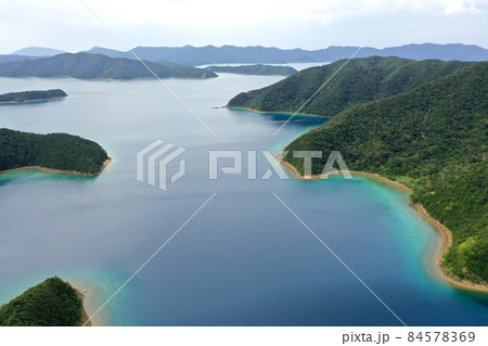 大島海峡の岬と入り江の海岸線の空撮 大島海峡の岬と入り江の海岸線の空撮 84578369