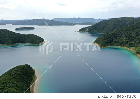 大島海峡の岬と入り江の海岸線の空撮 84578370