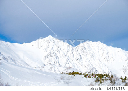 山並みとスキーヤー 山並みとスキーヤー 84578558