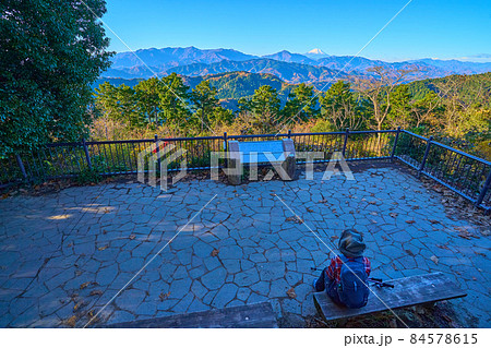 秋の東京八王子市の高尾山頂(大見晴園地)から南西側方面(富士山など)を見る 84578615