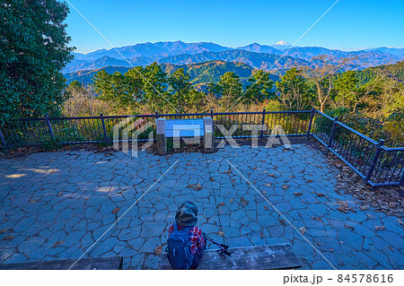 秋の東京八王子市の高尾山頂(大見晴園地)から南西側方面(富士山など)を見る 84578616