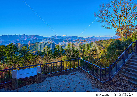 秋の東京八王子市の高尾山頂(大見晴園地)から南西側方面(富士山など)を見る 秋の東京八王子市の高尾山頂(大見晴園地)から南西側方面(富士山など)を見る 84578617