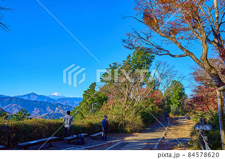 東京八王子市の高尾山から小仏城山方面に向かう途中のもみじ台からの遠望 84578620