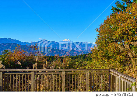 東京八王子市の高尾山から小仏城山に向かう途中の一丁平展望台 東京八王子市の高尾山から小仏城山に向かう途中の一丁平展望台 84578812
