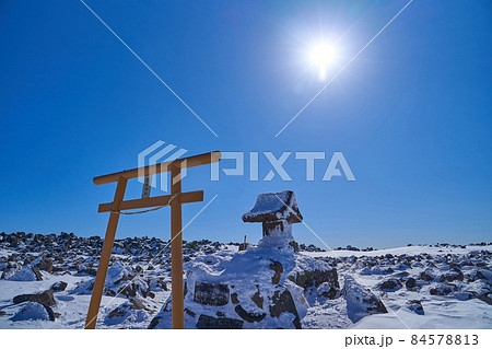 冬の長野県の蓼科山頂にある蓼科神社奥社を見る 冬の長野県の蓼科山頂にある蓼科神社奥社を見る 84578813