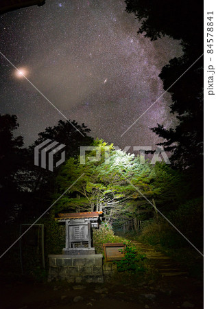 御嶽山黒沢口六合から山頂を目指す(長野県木曽郡木曽町三岳)※作品コメント欄に撮影位置 御嶽山黒沢口六合から山頂を目指す(長野県木曽郡木曽町三岳)※作品コメント欄に撮影位置 84578841