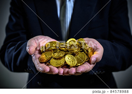 手に大量の金貨のお金を持つ年配の男性 役員 マフィア 反社 ブラック企業 暴力団 金儲けイメージ 手に大量の金貨のお金を持つ年配の男性 役員 マフィア 反社 ブラック企業 暴力団 金儲けイメージ 84578988
