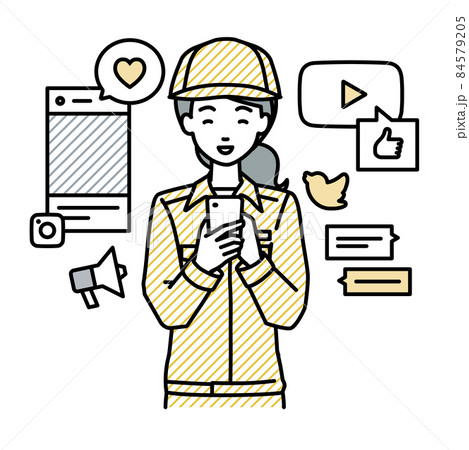 立ってスマートフォンでさまざまなSNSで楽しく交流する作業員の女性 立ってスマートフォンでさまざまなSNSで楽しく交流する作業員の女性 84579205