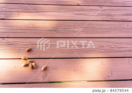 木目のテーブルの上にあるどんぐり　秋のイメージ 84579544