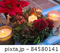 クリスマスリースとキャンドル 84580141