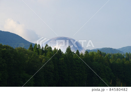 田園地帯から見る福井県立恐竜博物館 84580482