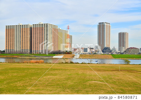 江戸川越しにJR市川駅周辺を望む(東京都江戸川区)【2021.11】 江戸川越しにJR市川駅周辺を望む(東京都江戸川区)【2021.11】 84580871