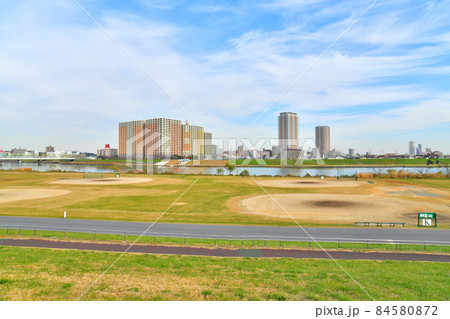 江戸川越しにJR市川駅周辺を望む(東京都江戸川区)【2021.11】 84580872