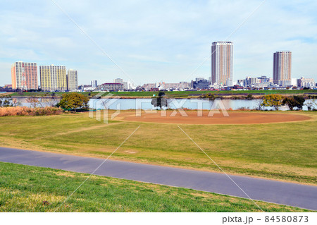 江戸川越しにJR市川駅周辺を望む(東京都江戸川区)【2021.11】 84580873
