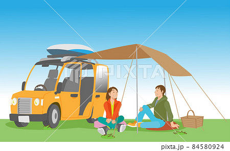カーキャンプ場でくつろぐカップル 84580924