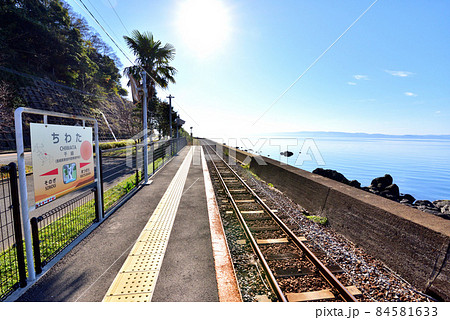 JR千綿駅 海の見える駅 駅の向こうに広がる大村湾 長崎県東彼杵町 JR千綿駅 海の見える駅 駅の向こうに広がる大村湾 長崎県東彼杵町 84581633