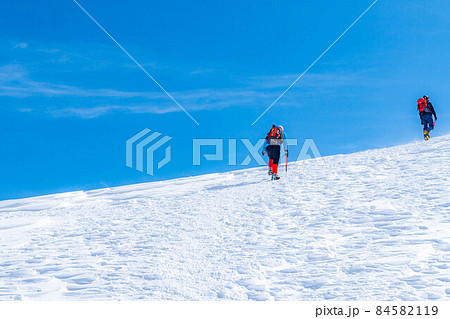 雪山を上る登山者と青空【長野県】 雪山を上る登山者と青空【長野県】 84582119