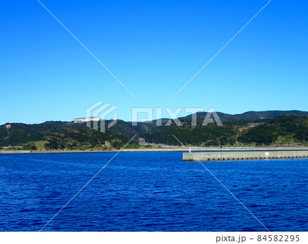 加太港から加太国民休暇村を望む 84582295