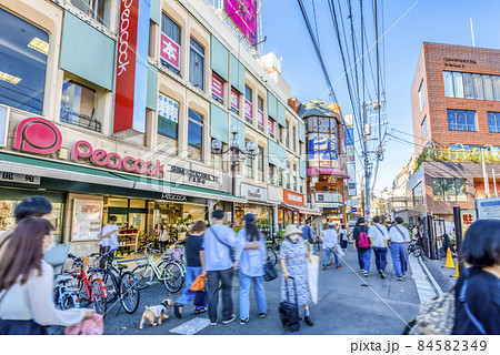 東京世田谷の都市風景　下北沢ショッピングストリート 84582349