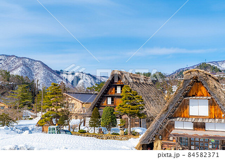 【世界遺産】冬の白川郷　合掌造りの家と青空【岐阜県】 84582371